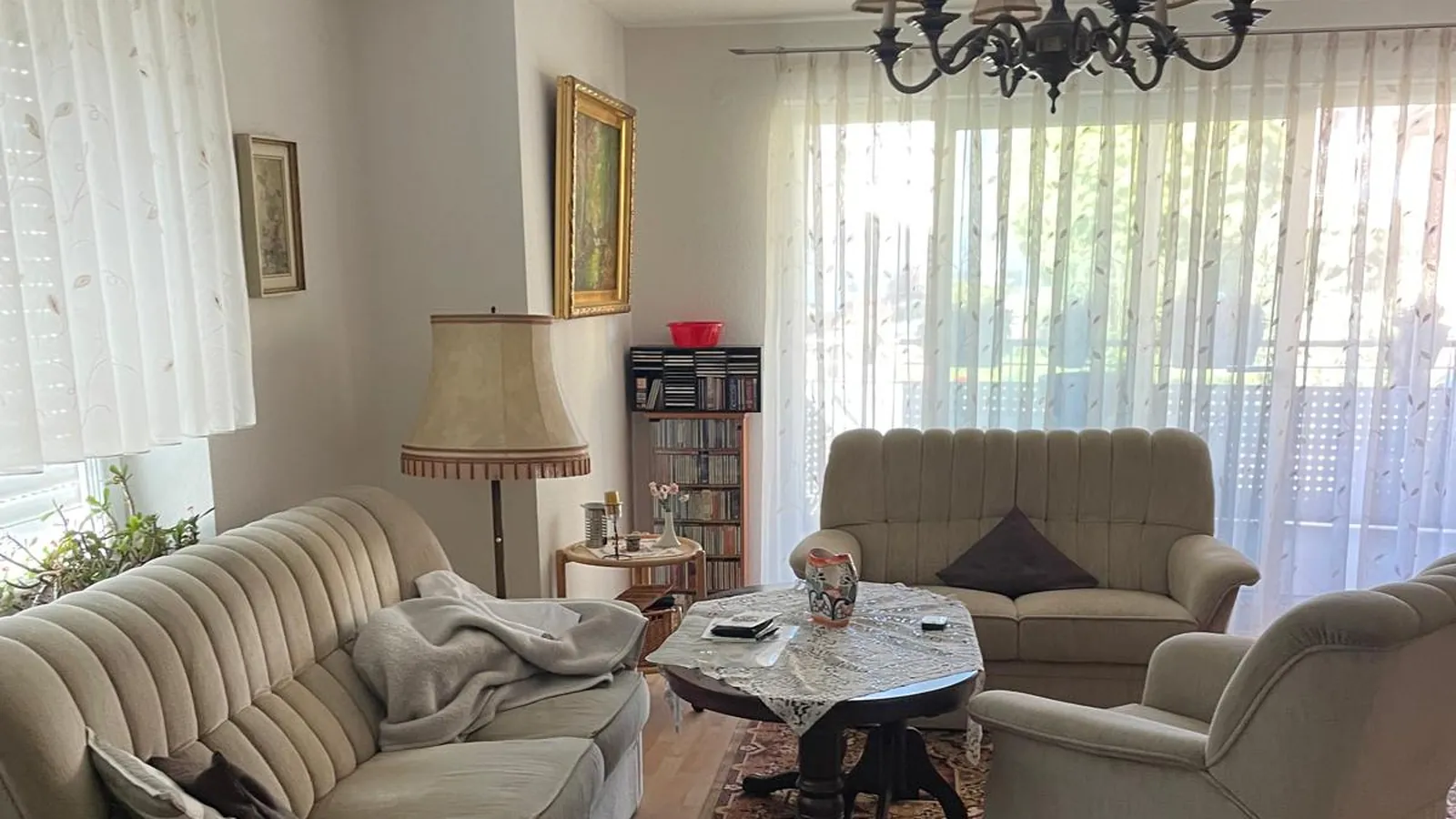 Wohnzimmer mit Polstergarnitur und Hausrat vor der Haushaltsauflösung