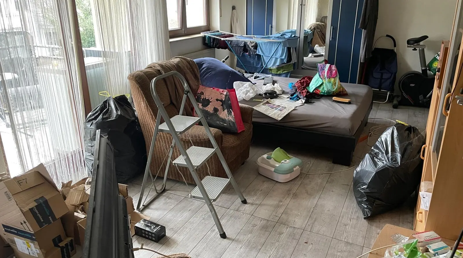 Wohnung mit Umzugskartons und Hausrat vor der Auflösung